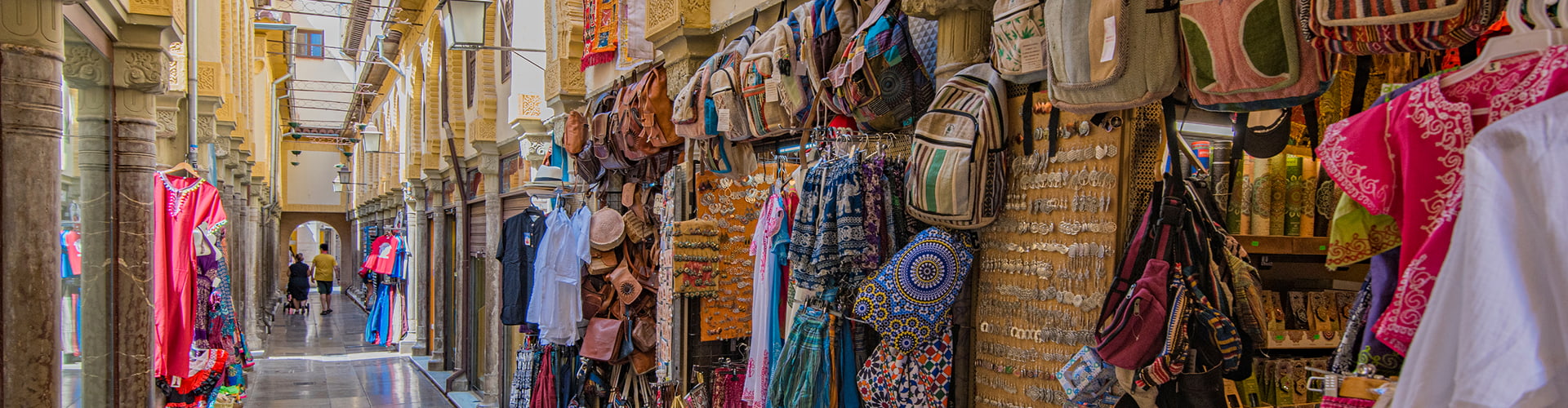 Alrededores de la Catedral de Granada Tiendas de souvenirs en los alrededores de la Catedral