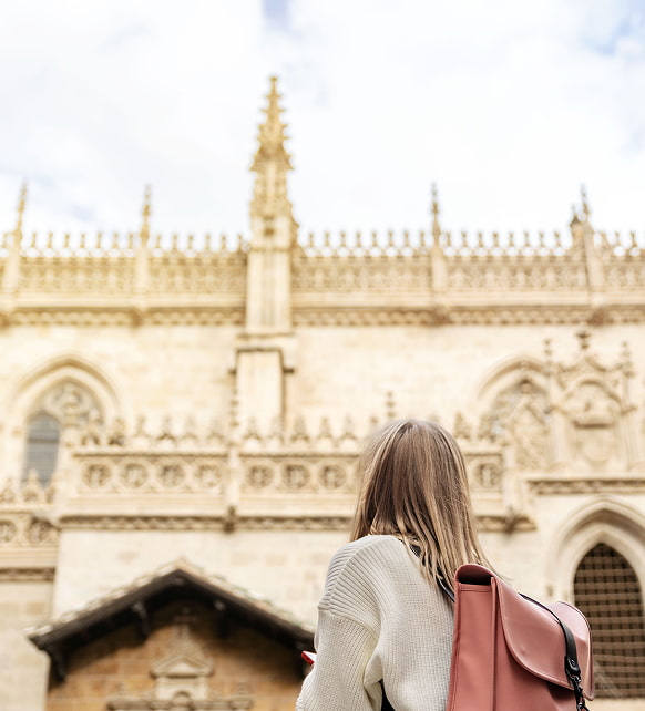 Mujer de espaldas admirando la fachada de la catedral