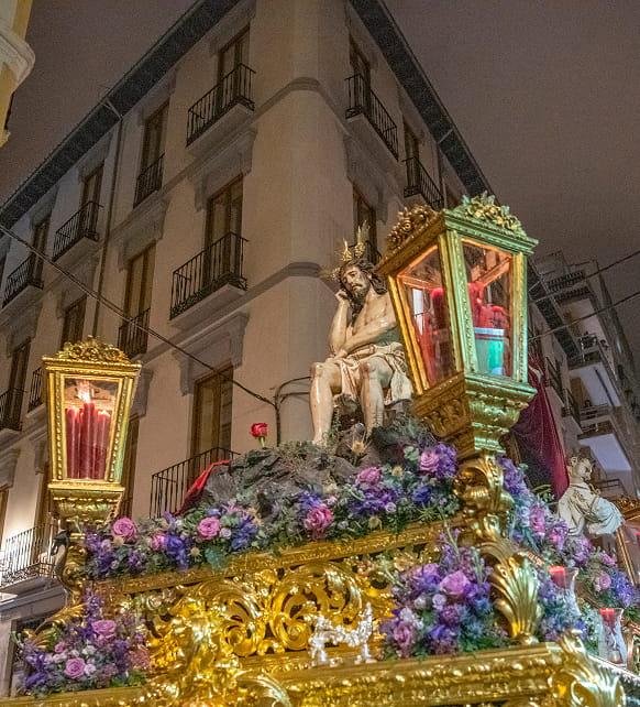 Granada en Semana Santa Paso con un Cristo con flores moradas