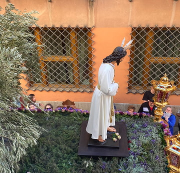 Revisa los recorridos Procesión pasando por debajo de Mosaiko Homes