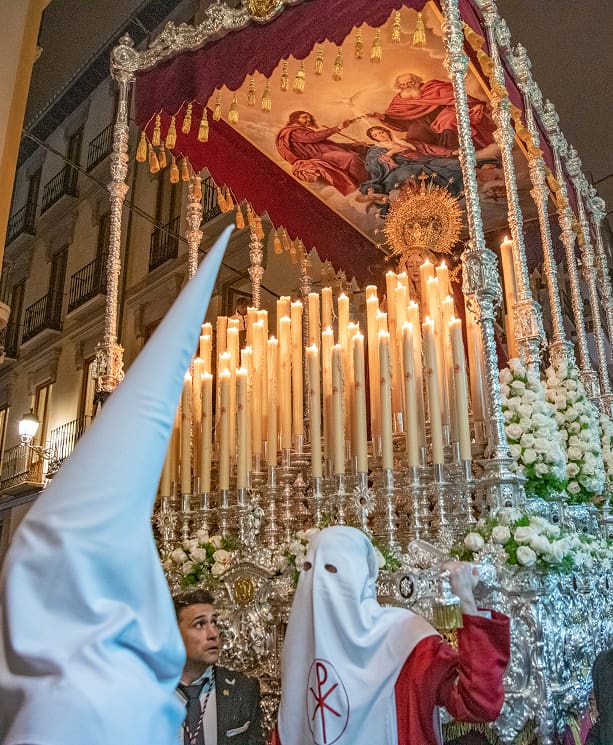 Viernes Santo, Sábado Santo y Domingo de Resurrección Virgen acompañada por nazarenos